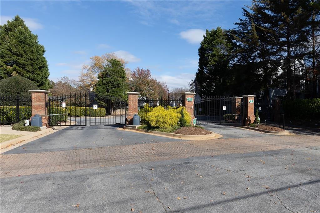 811 Vinings Forest Lane SE