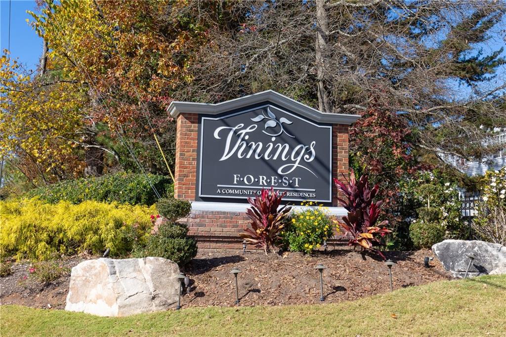 811 Vinings Forest Lane SE