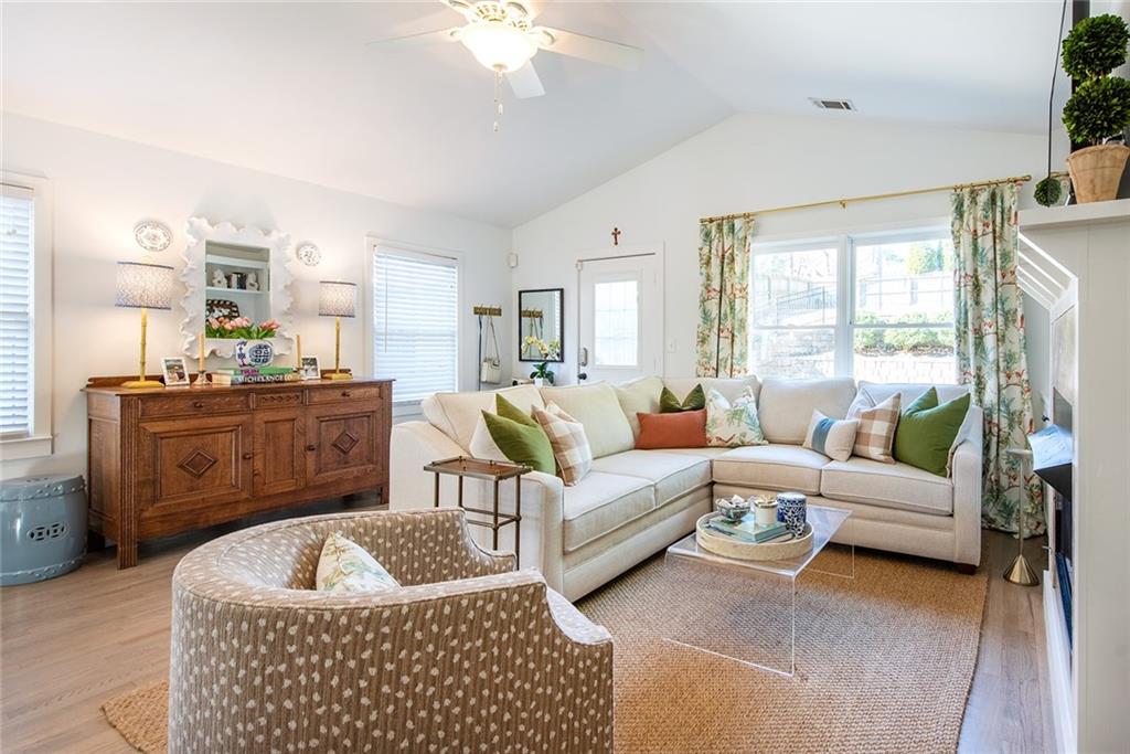 2796 Georgian Drive W