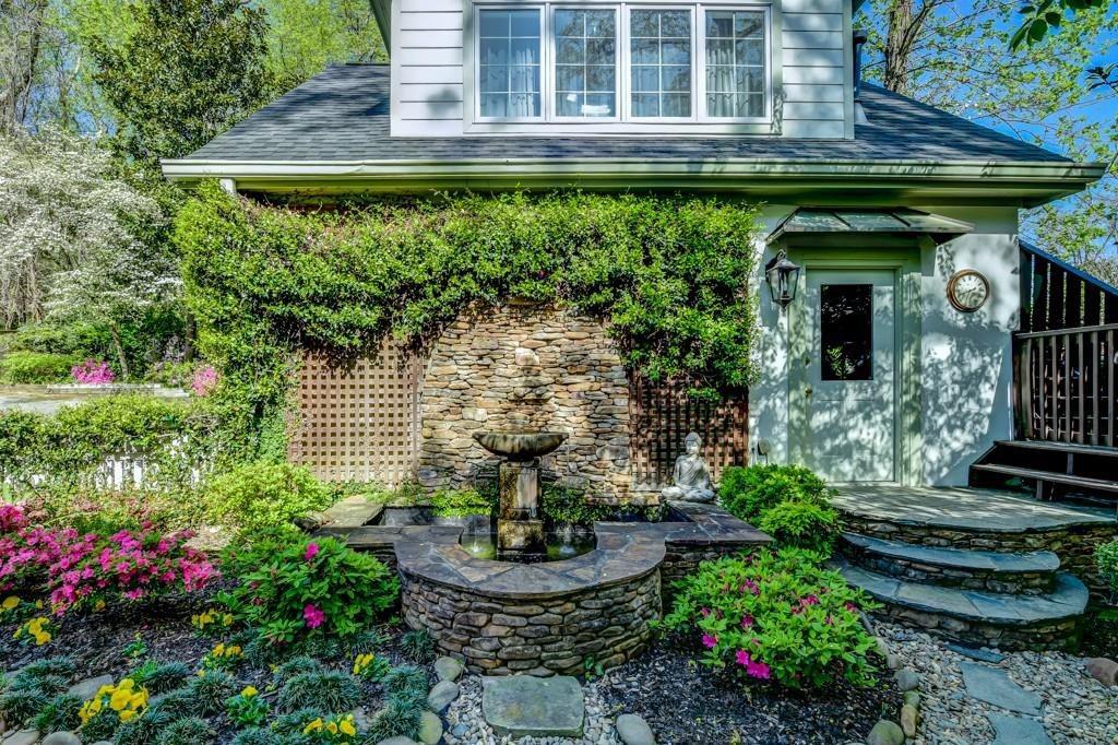 998 Springdale Road NE