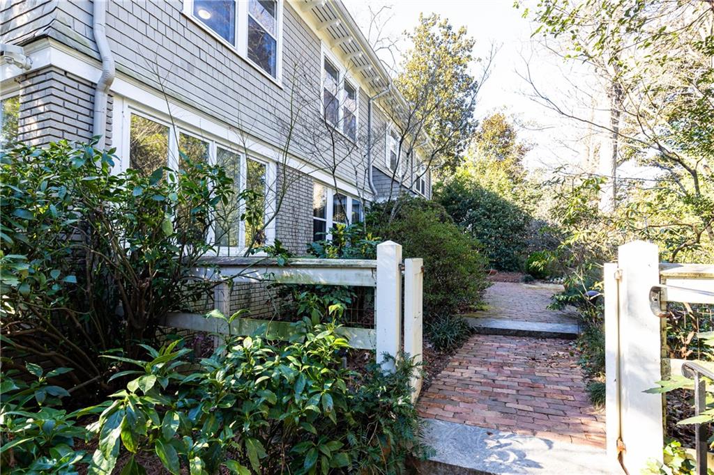 108 W Wesley Road NW