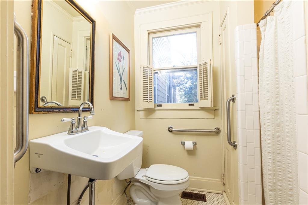 108 W Wesley Road NW