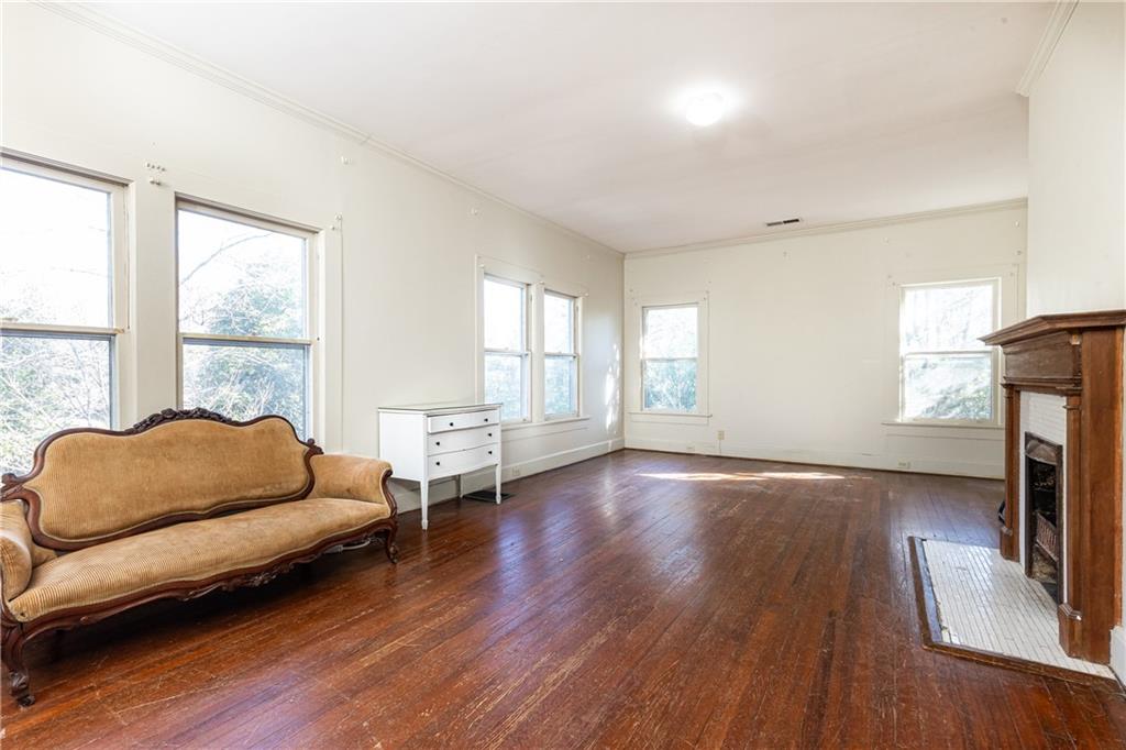 108 W Wesley Road NW