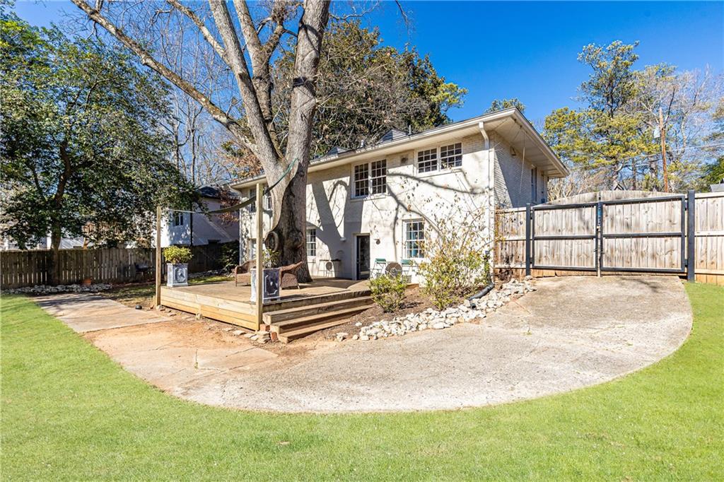 1211 Greenleaf Road SE