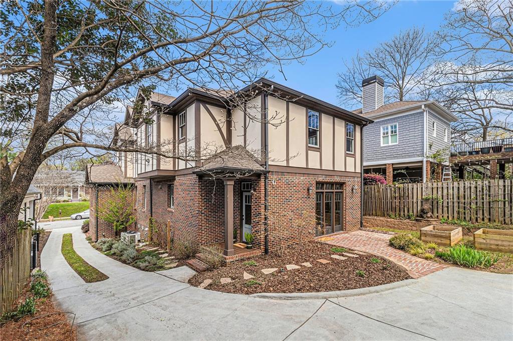 907 Highland View NE