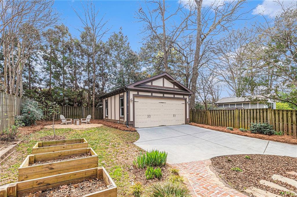 907 Highland View NE