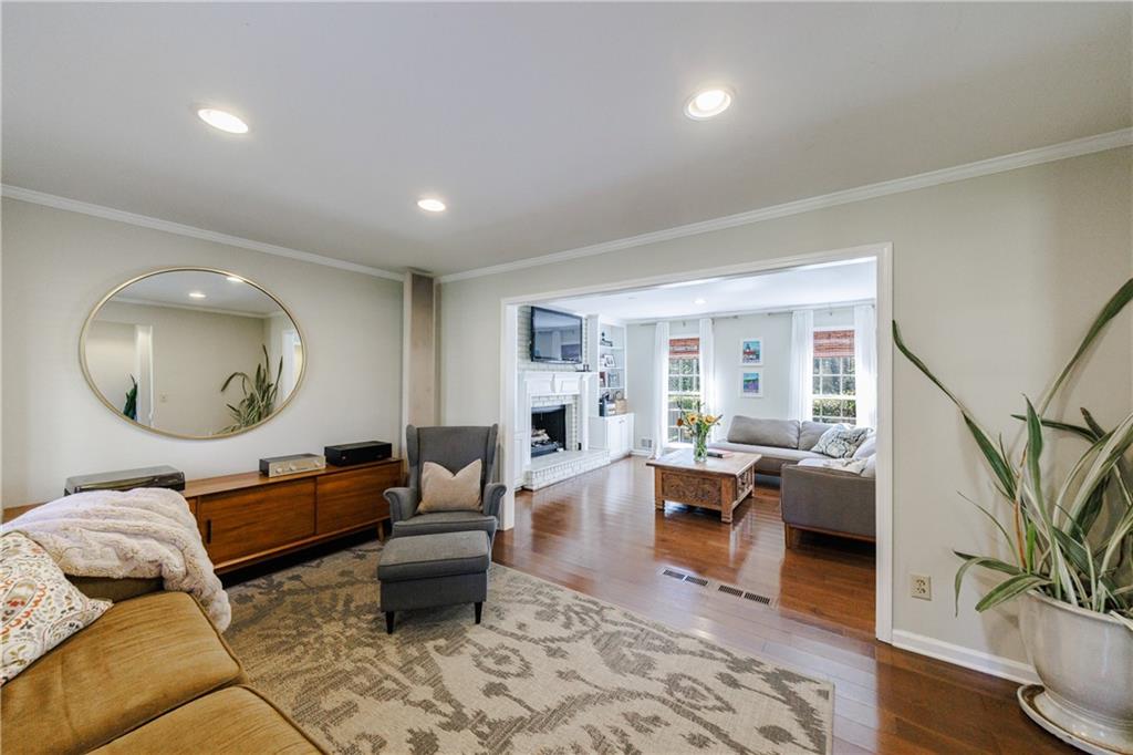 203 Lakeshore Court NE