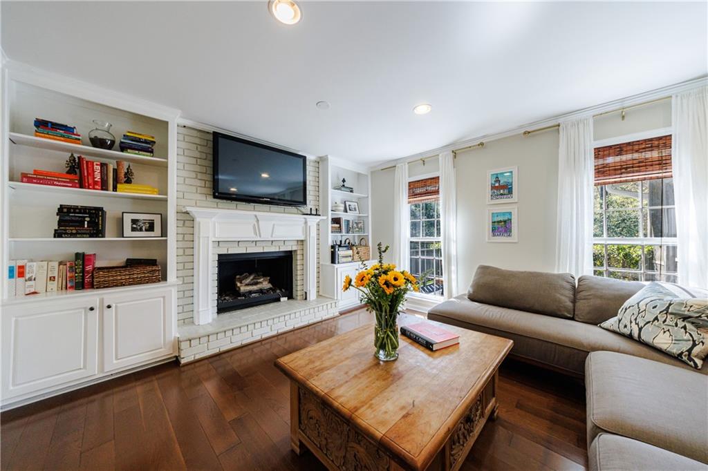 203 Lakeshore Court NE