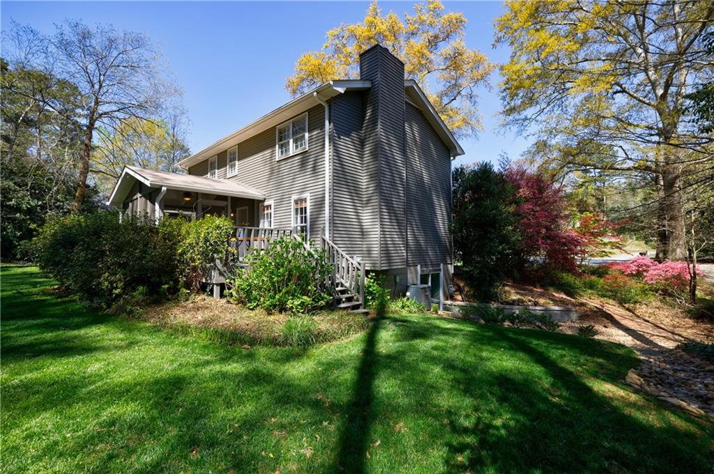 203 Lakeshore Court NE