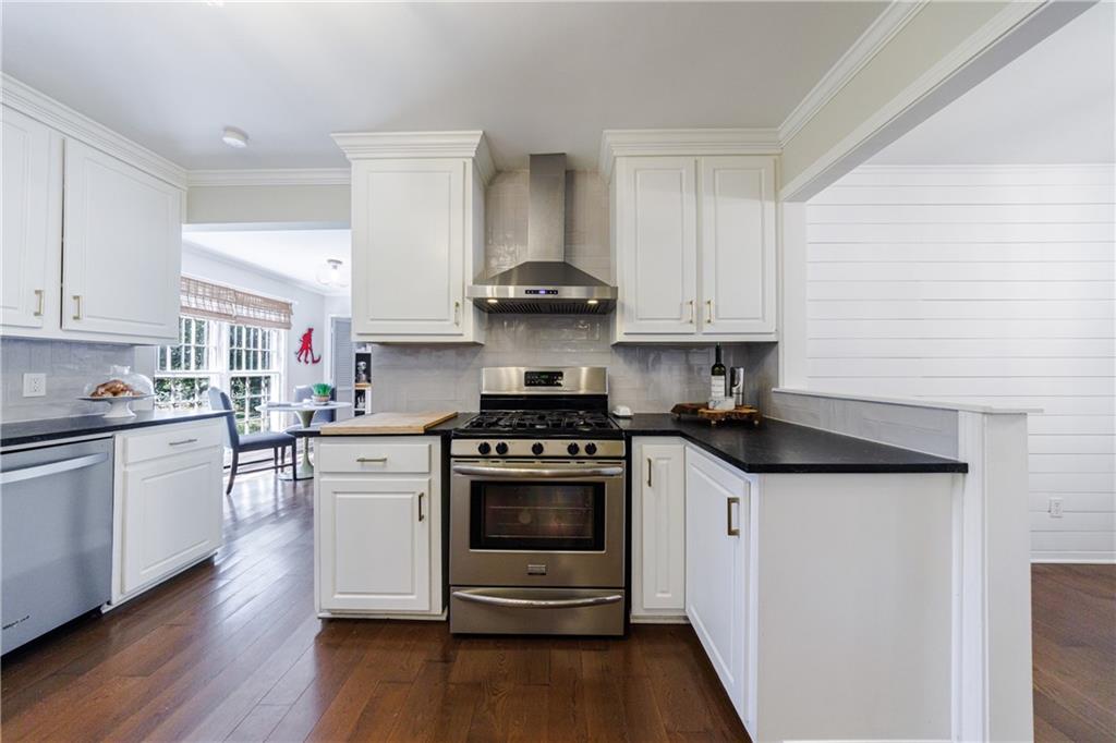 203 Lakeshore Court NE
