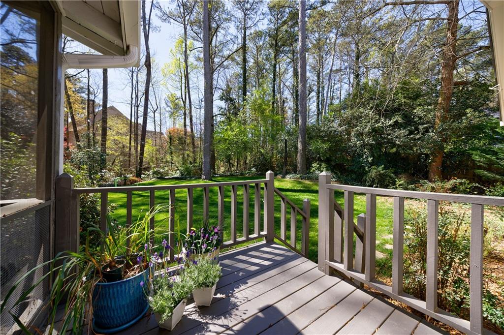 203 Lakeshore Court NE