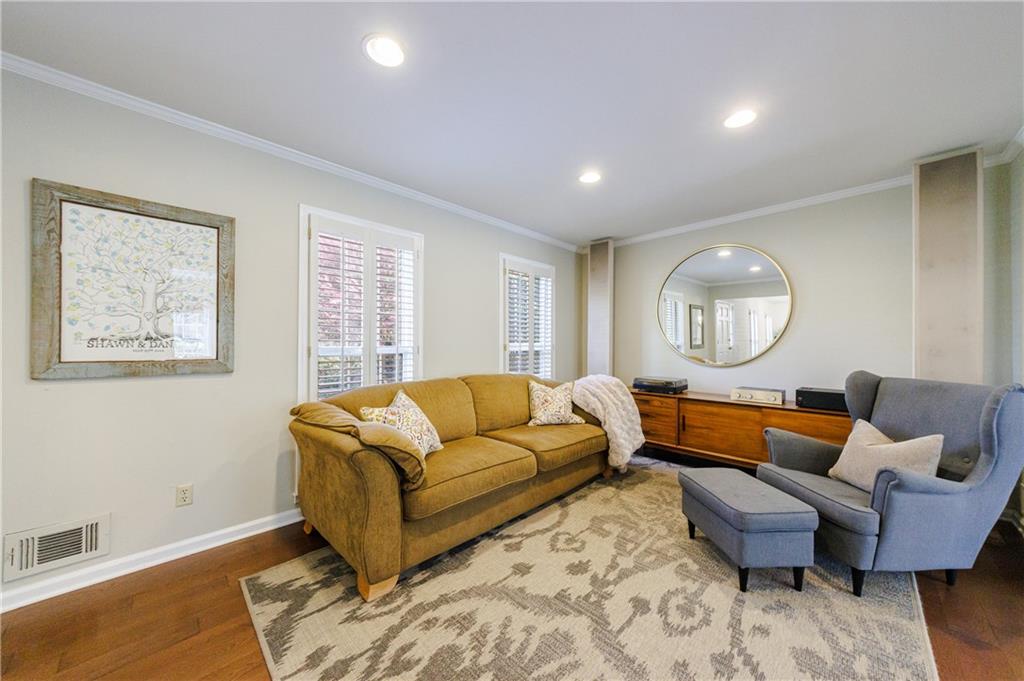 203 Lakeshore Court NE