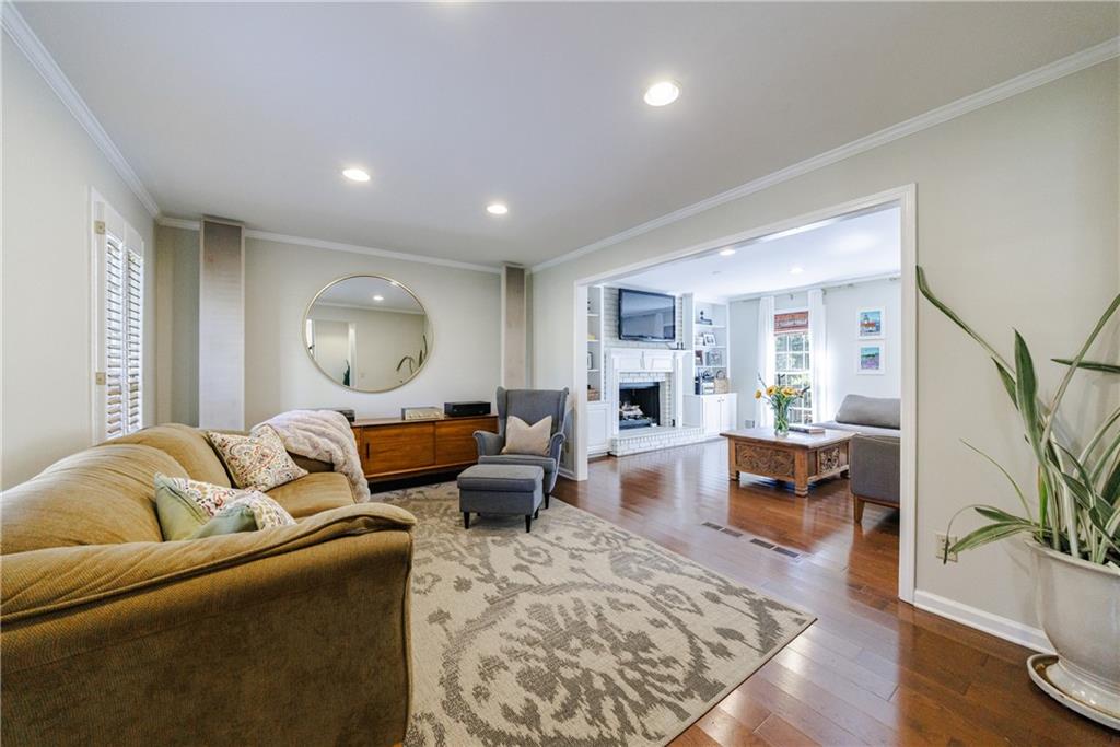 203 Lakeshore Court NE