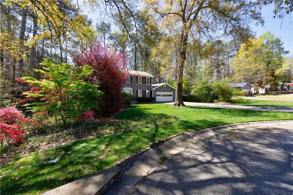 203 Lakeshore Court NE