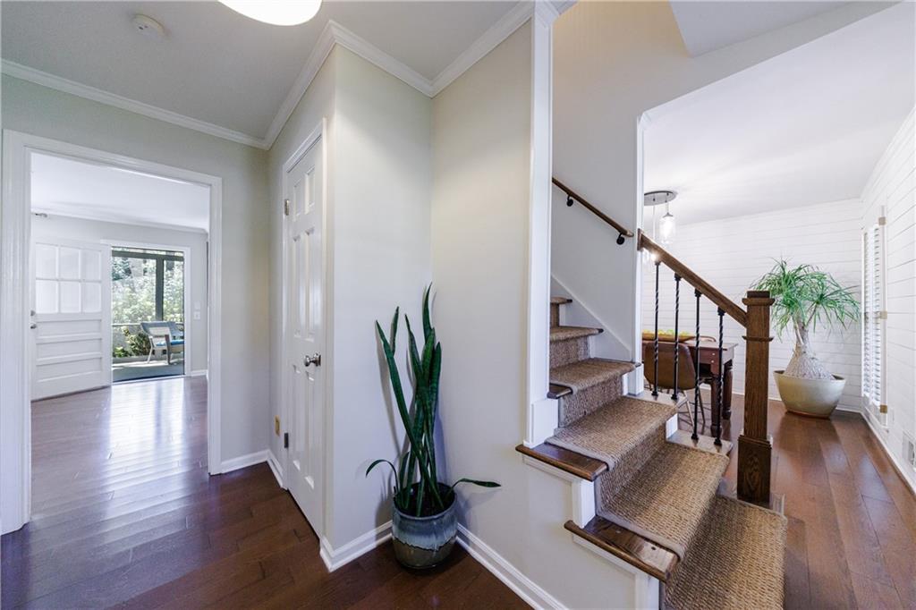 203 Lakeshore Court NE