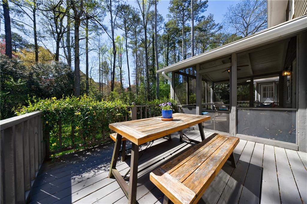 203 Lakeshore Court NE