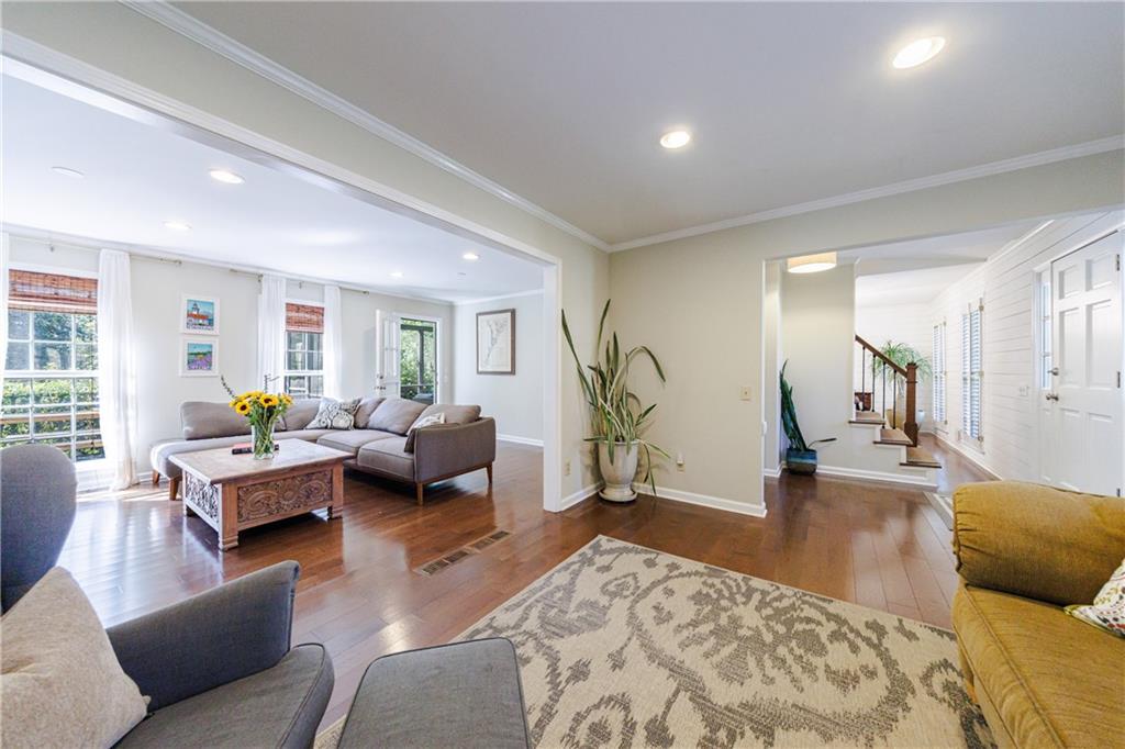 203 Lakeshore Court NE