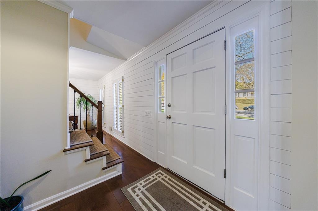 203 Lakeshore Court NE