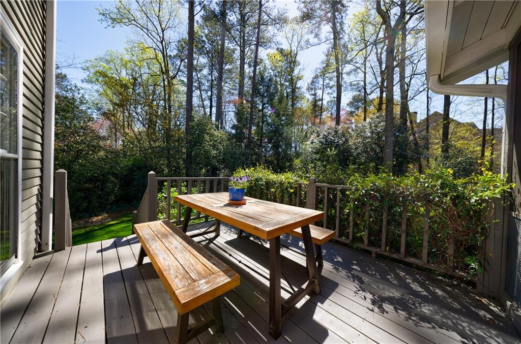 203 Lakeshore Court NE
