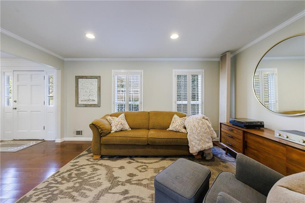 203 Lakeshore Court NE