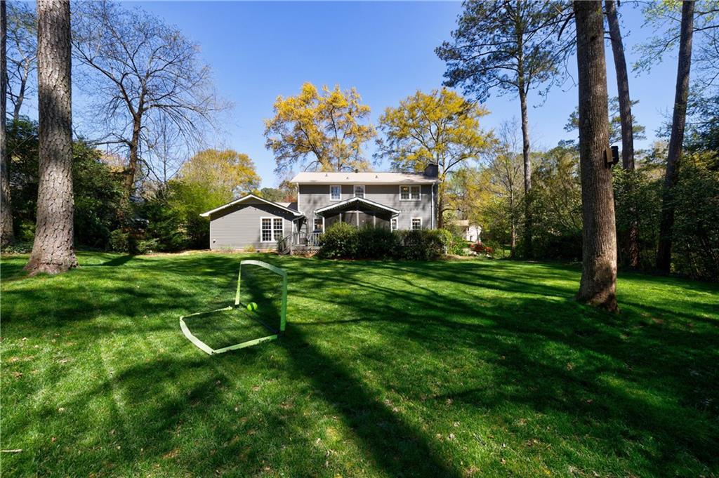 203 Lakeshore Court NE