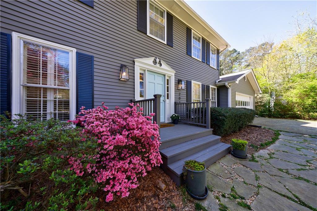 203 Lakeshore Court NE
