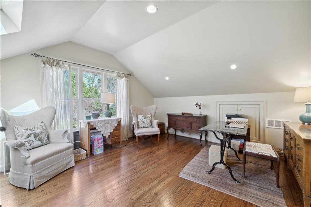 76 Huntington Road NE