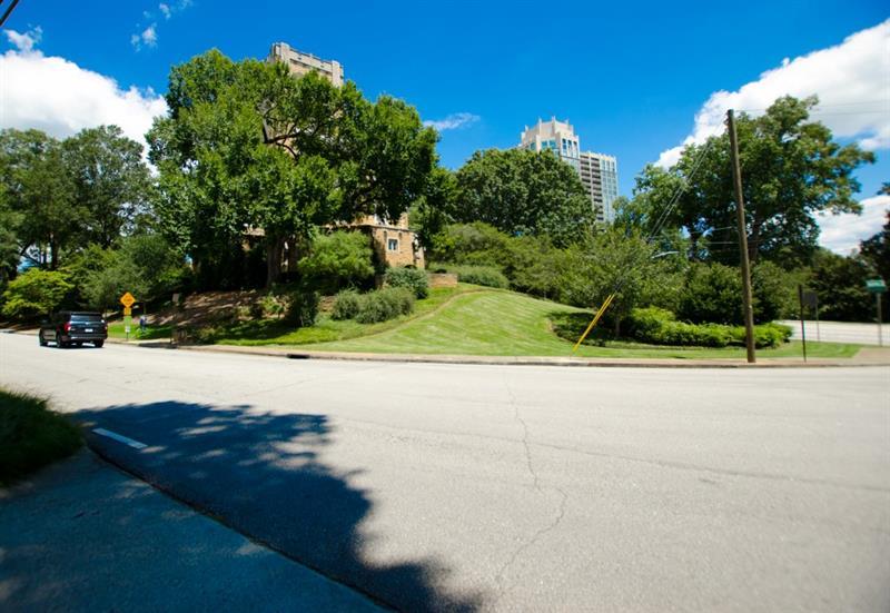 2734 Peachtree Road NW Unit B401