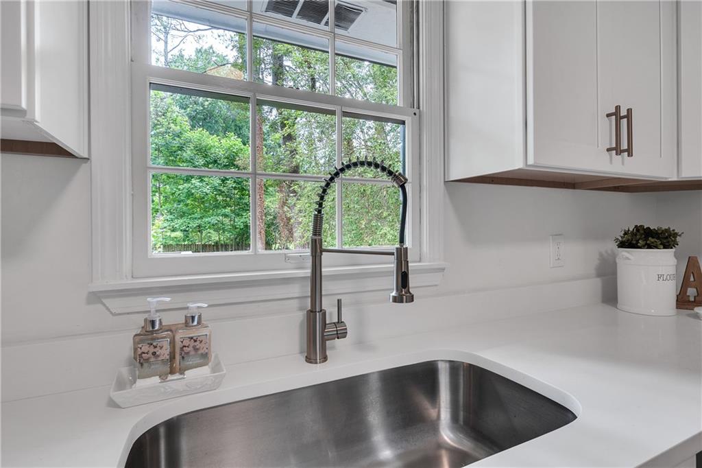 2911 Deerview Trail