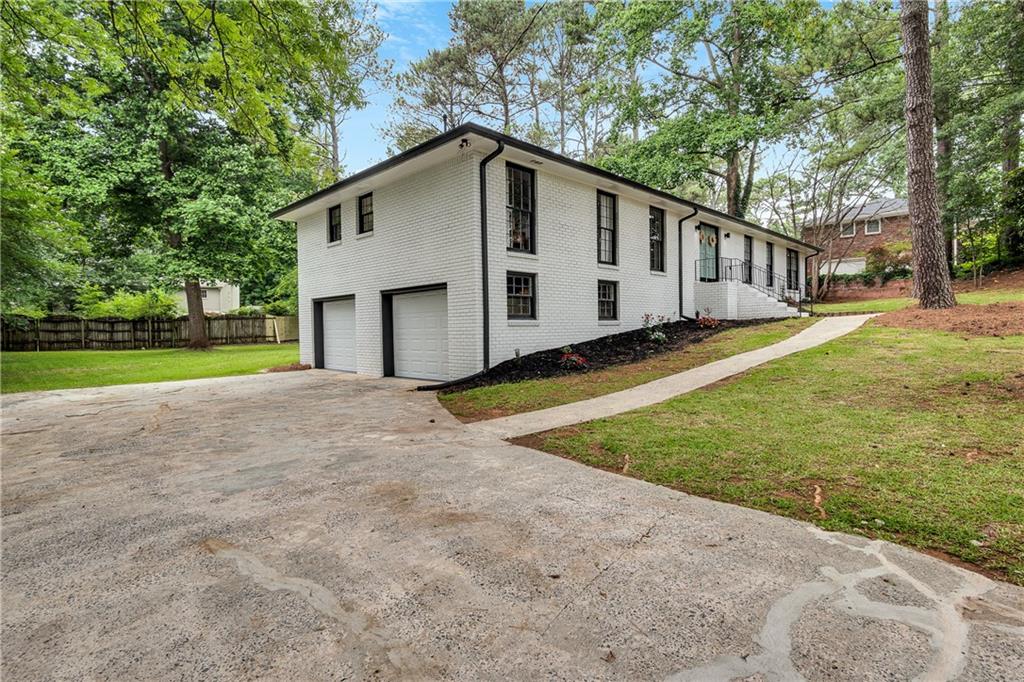 2911 Deerview Trail
