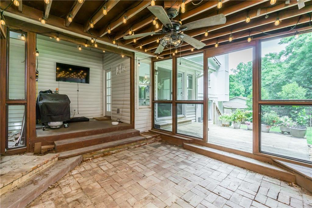 4085 Commodore Drive