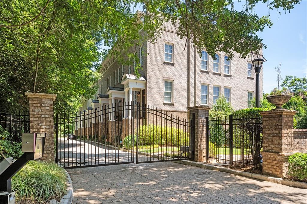 1043 E Club Court NE