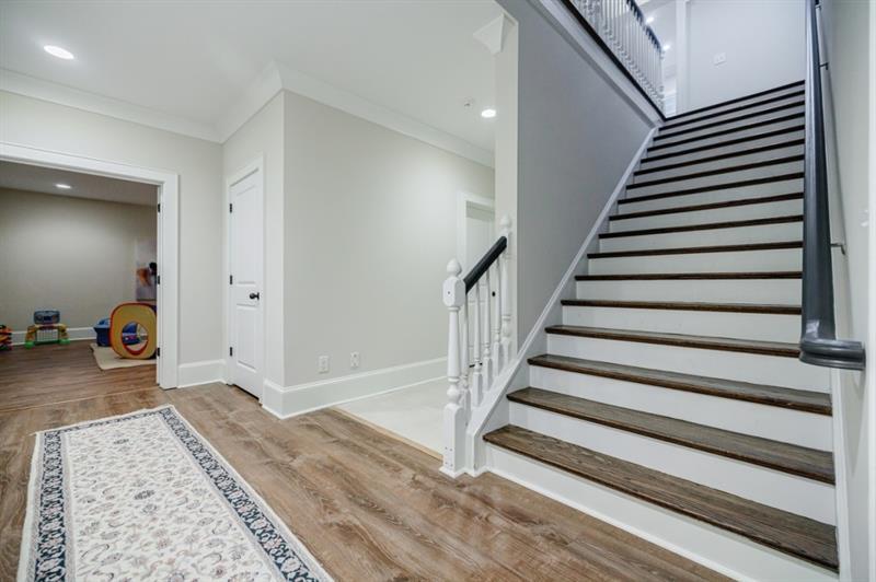 606 Loridans Drive NE