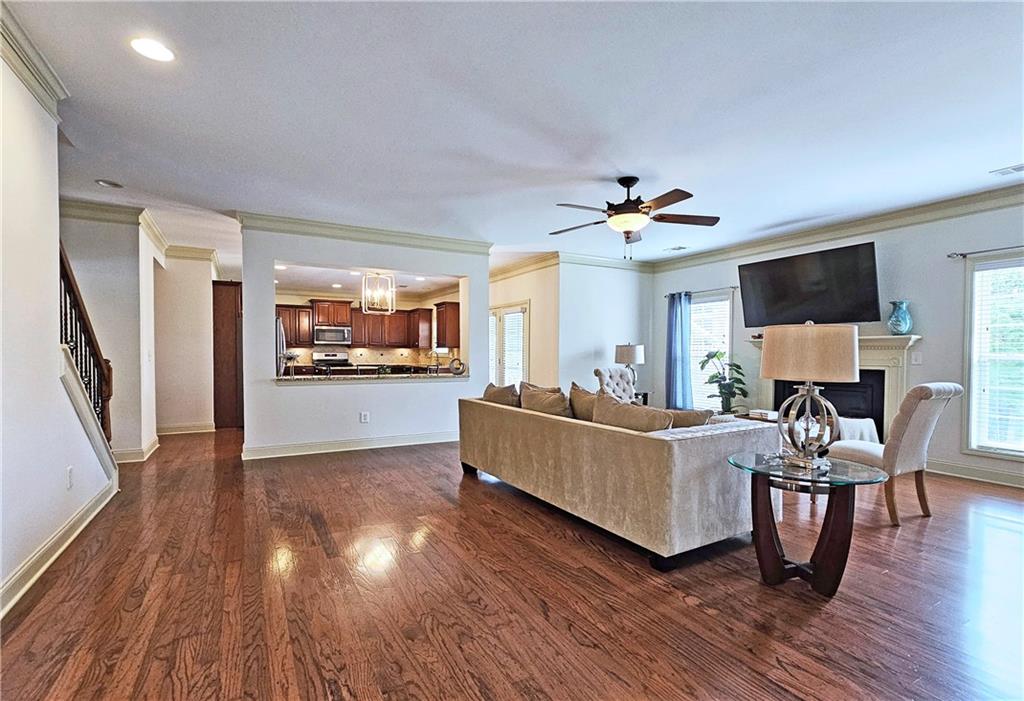 735 King Sword Court SE