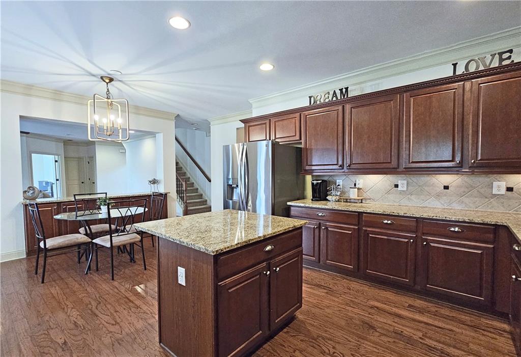 735 King Sword Court SE