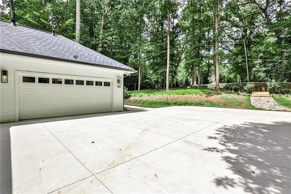 822 Oakdale Road NE