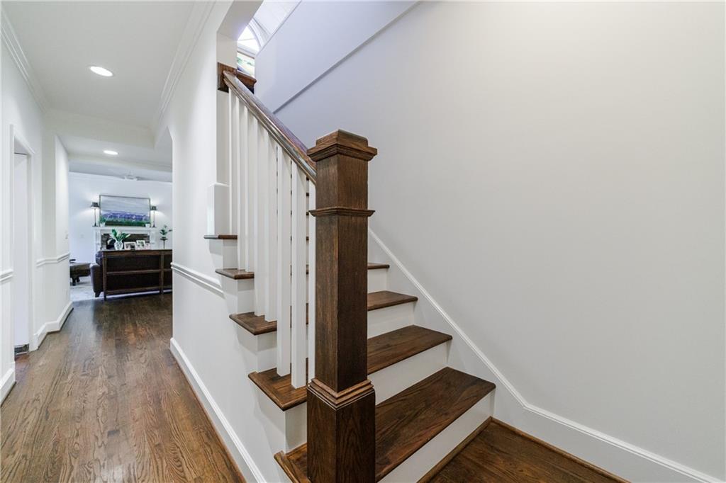 880 W Wesley Road NW