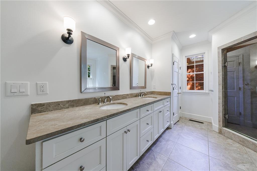 880 W Wesley Road NW