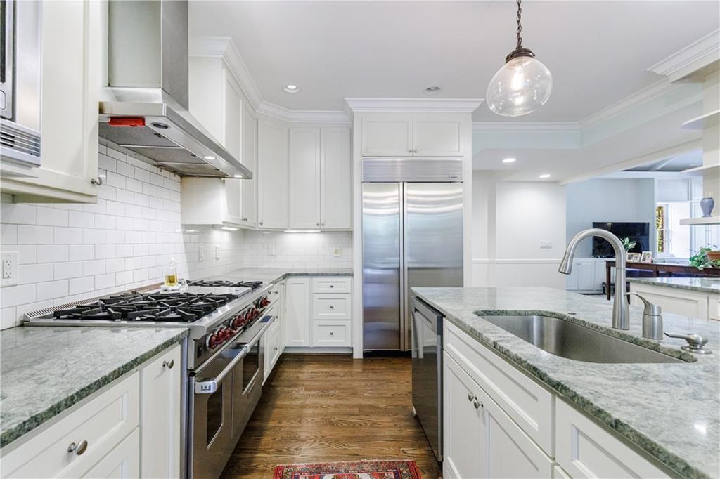 880 W Wesley Road NW