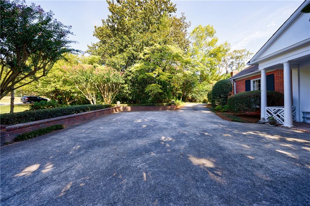 880 W Wesley Road NW
