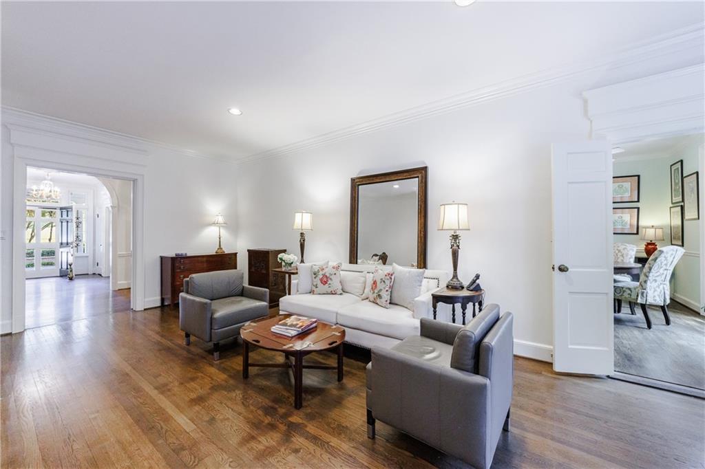 880 W Wesley Road NW