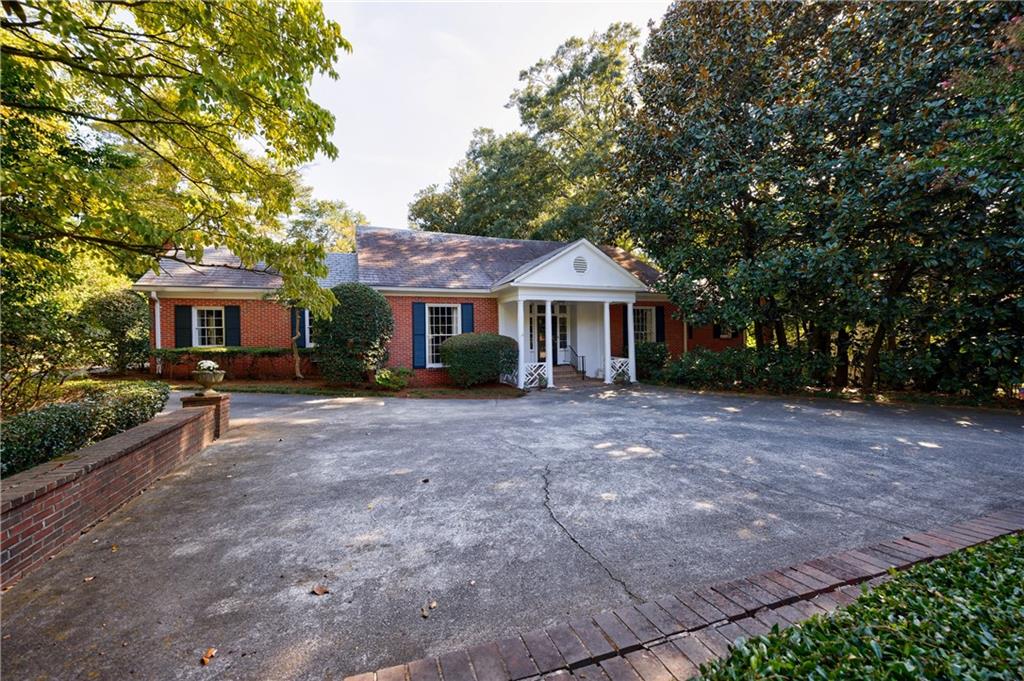 880 W Wesley Road NW