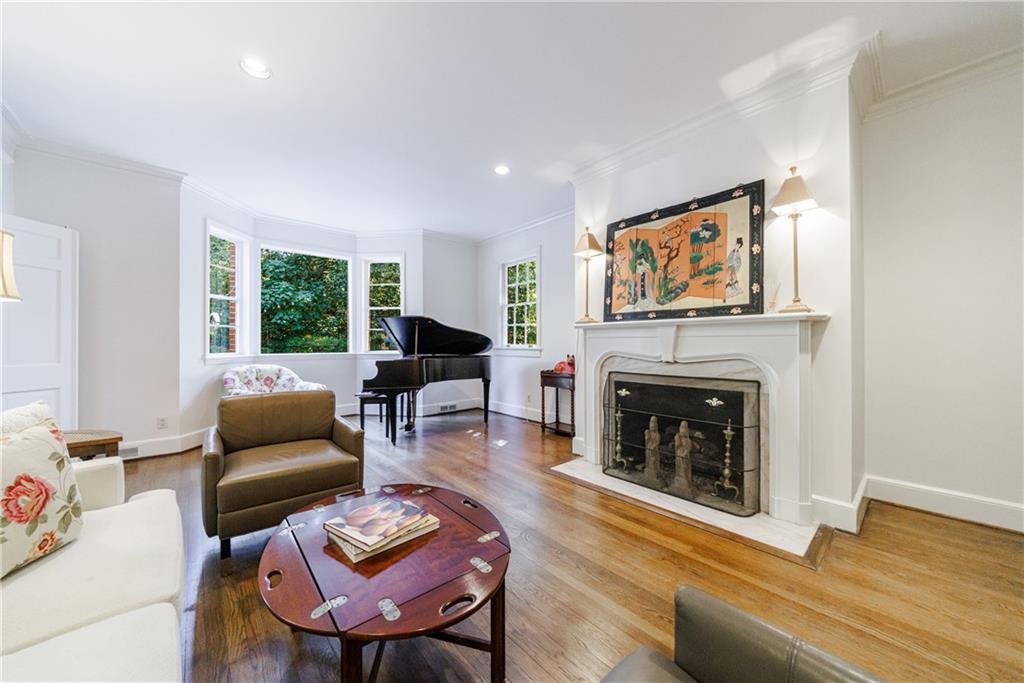 880 W Wesley Road NW