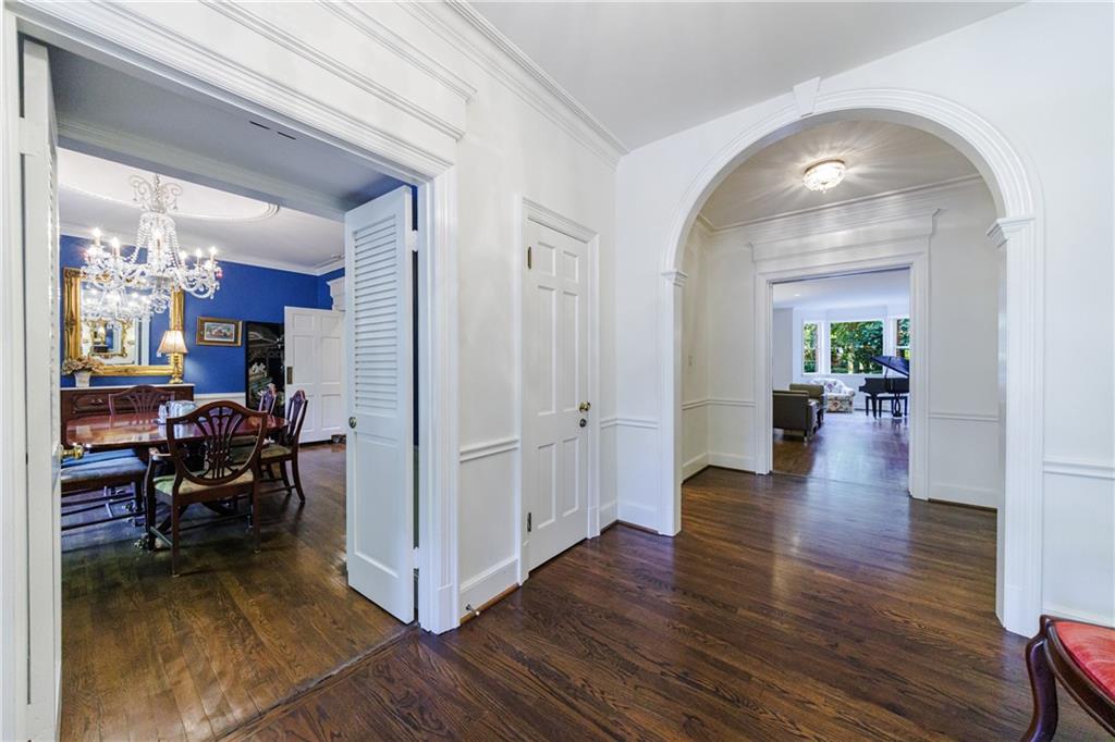 880 W Wesley Road NW