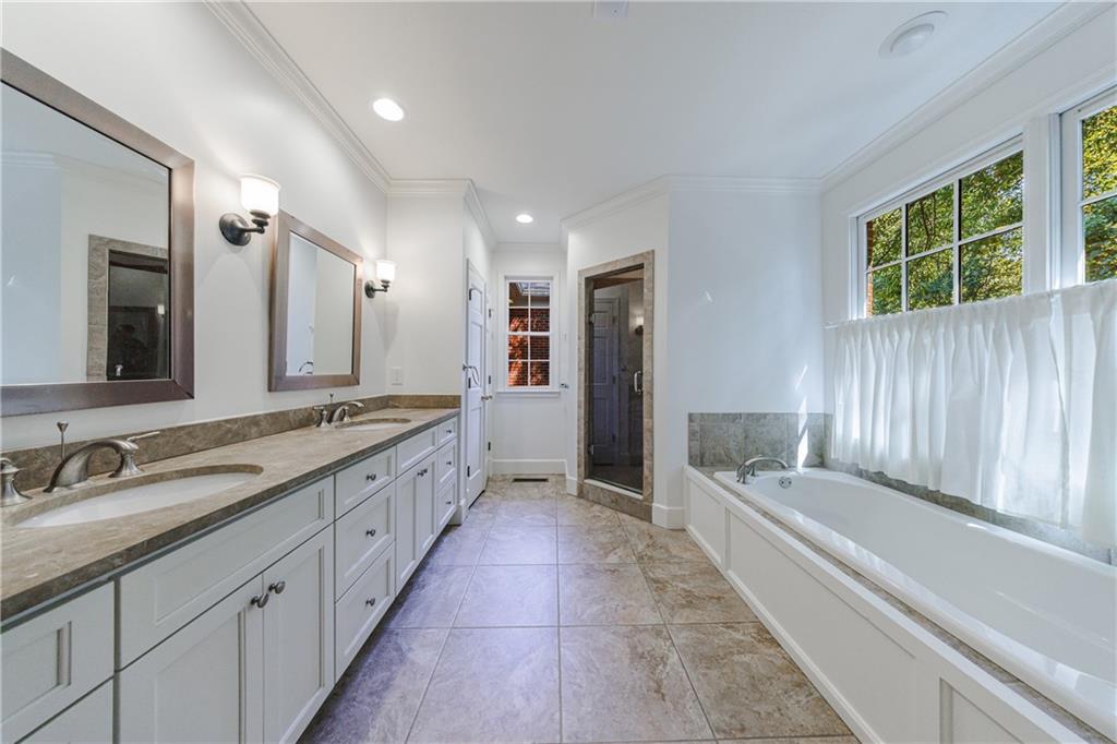 880 W Wesley Road NW