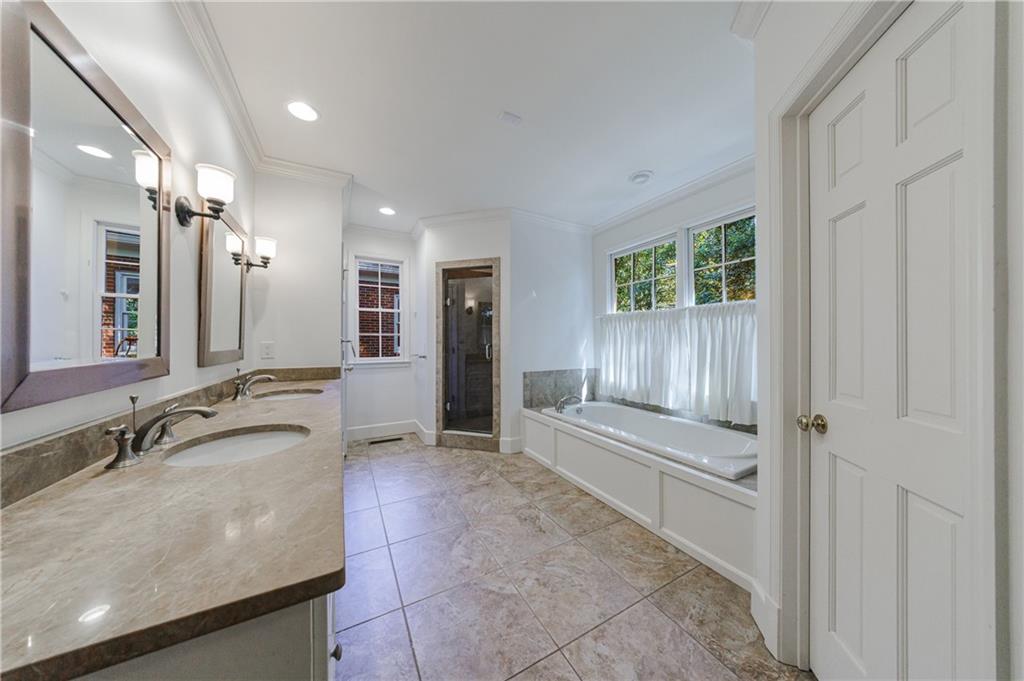 880 W Wesley Road NW