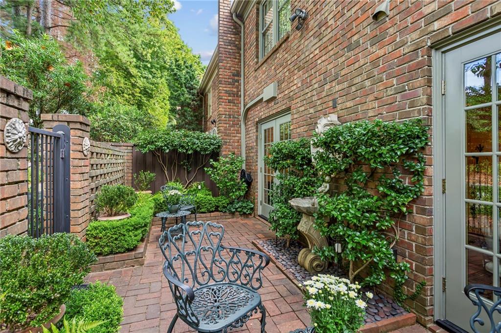 70 Old Ivy Road NE Unit 10