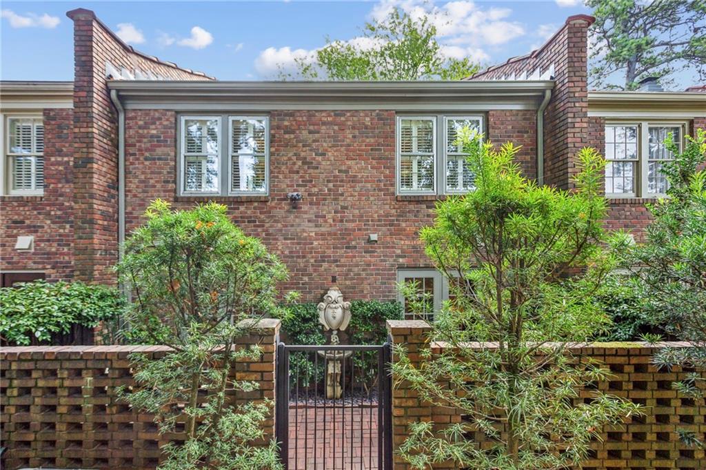 70 Old Ivy Road NE Unit 10