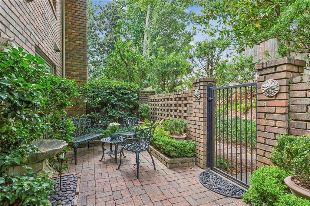 70 Old Ivy Road NE Unit 10