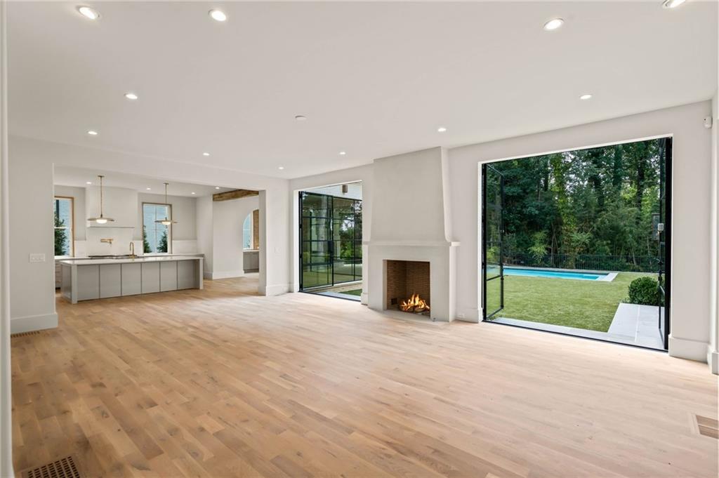 240 Danbury Lane NW
